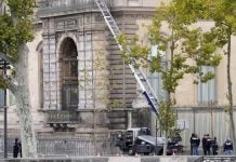 Fabricante del montacargas usado en robo de joyas en el Louvre elogia material: “puede transportar hasta 400 kilos de tesoros”