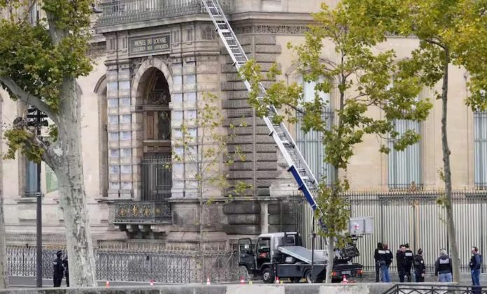 Fabricante del montacargas usado en robo de joyas en el Louvre elogia material: “puede transportar hasta 400 kilos de tesoros”