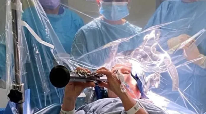¡Increíble! una mujer tocó el clarinete mientras le realizaban una compleja operación cerebral