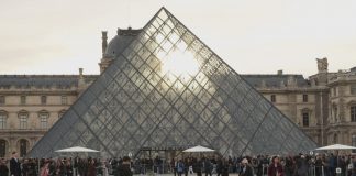 Reabren el Museo del Louvre luego de tres días de cierre tras el robo de joyas