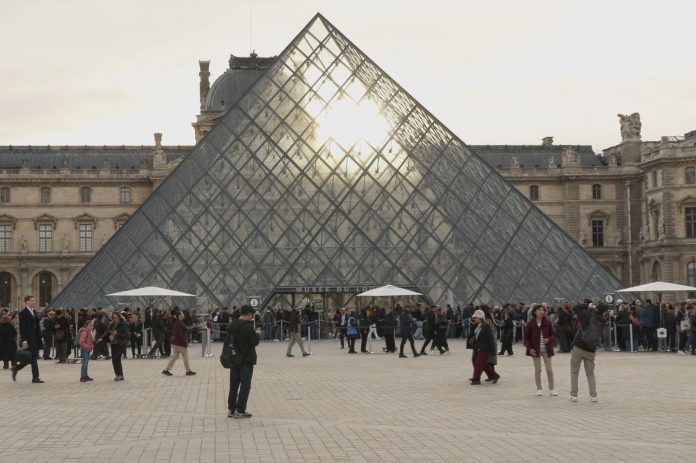 Tras tres días de cierre, los turistas que regresan al Louvre se consideran afortunados