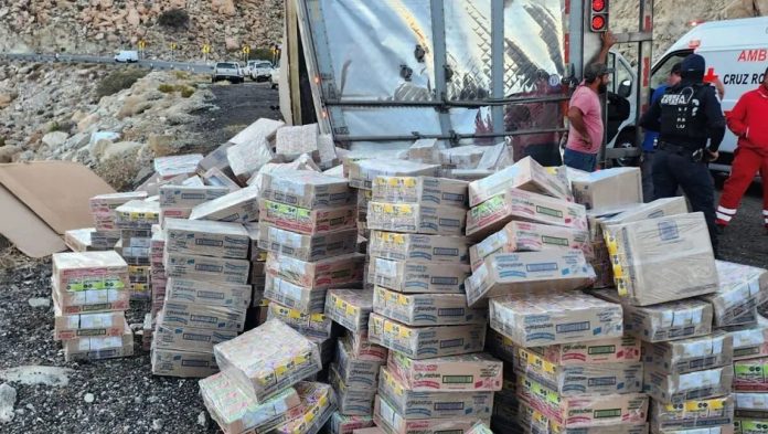 Tráiler que llevaba sopas instantáneas se vuelca en Mexicali; automovilistas lo rapiñan
