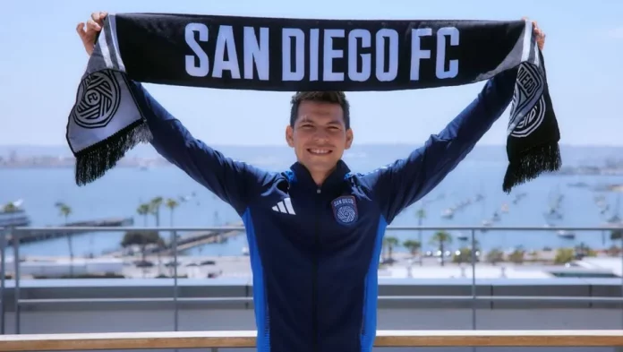 chucky-lozano-presume-colores-equipo
