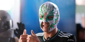 George Russell se cuela entre los fans usando una máscara de luchador en el GP de México 2025