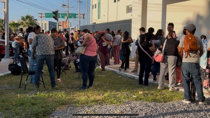 Largas filas y desvelo para conseguir vacuna BCG en Reynosa