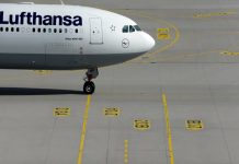 Desvían un vuelo en EEUU después de que un hombre apuñalara con un tenedor a dos menores