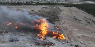 Incendio consume desechos en relleno sanitario de Simeprode en Salinas Victoria, Nuevo León