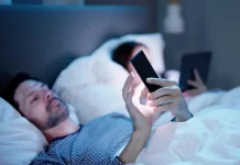 ¿Qué es el ‘vamping’? Estos son los peligros de revisar el celular antes de dormir