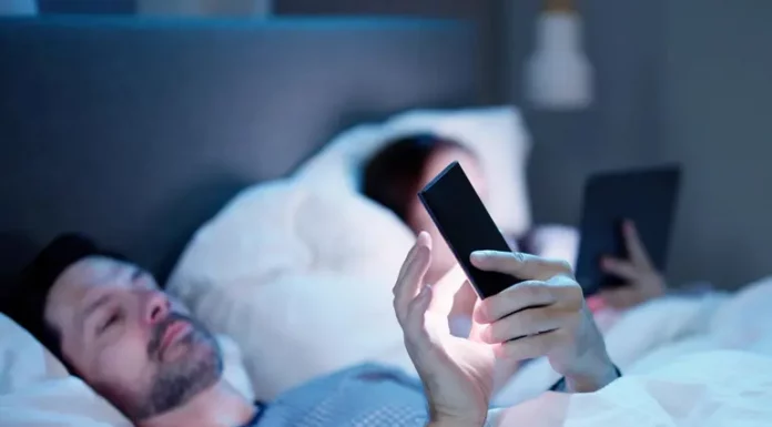 ¿Qué es el ‘vamping’? Estos son los peligros de revisar el celular antes de dormir