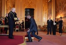 Rey Carlos III de Inglaterra condecora a David Beckham como caballero