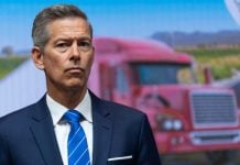 Bloqueo presupuestario podría provocar cierres del espacio aéreo, advierte secretario de Transporte de EEUU