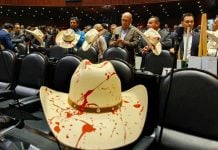 Con sombreros “ensangrentados” y veladoras, PAN y PRI recuerdan a Carlos Manzo en San Lázaro