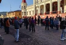 Vecinos de El Oro, Estado de México amarran a funcionarios por crisis en recolección de basura