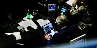 Captan a Adán Augusto viendo noticias deportivas en plena sesión del Senado