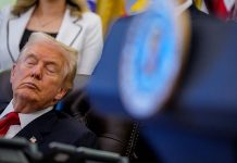 Captan a Trump dormido en reunión