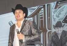 Julión Álvarez rompe el celular de un fan en pleno concierto y desata críticas en redes sociales