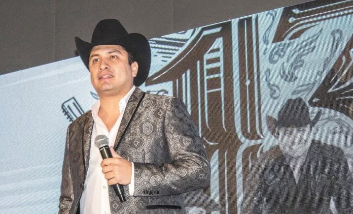 Julión Álvarez rompe el celular de un fan en pleno concierto y desata críticas en redes sociales