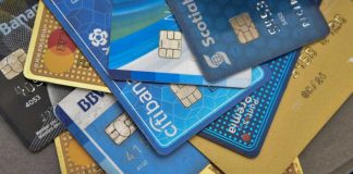 Aprueban reforma para no pagar más por cancelar tarjetas; pasa al Senado