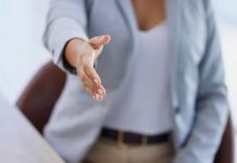 Joven gana demanda tras despido por no dar la mano a colega