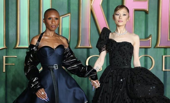 Ariana Grande vive tenso momento y Cynthia Erivo la defiende cuando fan se lanza sobre ella en la premiere mundial de ‘Wicked: For Good’