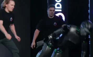 Colapsa el primer robot humanoide ruso en su debut | VIDEO