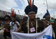 Manifestantes bloquean la entrada principal de la sede de la COP30 en Brasil; “nadie entra, nadie sale”, la consigna principal de la protesta