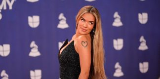 Karol G deslumbra en la alfombra roja de los Latin Grammy 2025