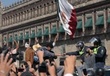 Manifestantes de la Marcha Generación Z se dan la mano con policías