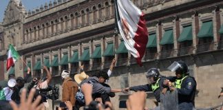 Manifestantes de la Marcha Generación Z se dan la mano con policías