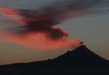 Popocatépetl arroja material incandescente