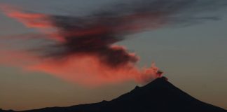 Popocatépetl arroja material incandescente