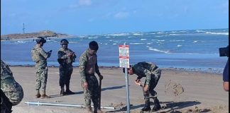 FOTOS: Intrusión en la frontera; estadounidenses colocan letreros de advertencia en playa de Tamaulipas