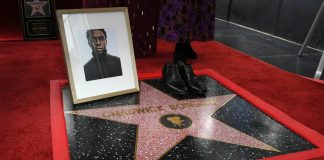 Chadwick Boseman recibe estrella póstuma en el Paseo de la Fama de Hollywood
