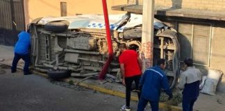 Conductor de combi de transporte público queda prensado tras volcadura en autopista del Estado de México