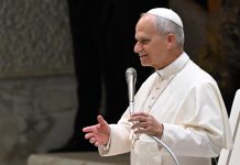 León XIV pide a los jóvenes no politizar la Iglesia y construir “puentes en vez de muros”