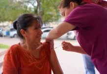 Mantiene gobierno municipal jornada de vacunación contra la influenza en todas las clínicas UNE