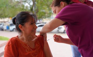 Mantiene gobierno municipal jornada de vacunación contra la influenza en todas las clínicas UNE