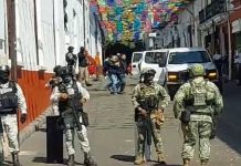 Fiscalía de Michoacán detiene a escoltas del alcalde Carlos Manzo