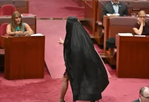 Suspenden a senadora de Australia por usar una burka… en protesta para prohibirla