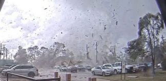 Furia de 2 tornados azota a condado y destroza a más de 100 hogares