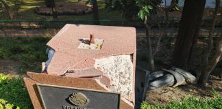 FOTOS “Olvidan” levantar estatua de Felipe Calderón en Los Pinos; fue derribada por un árbol