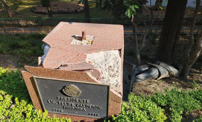 FOTOS-Olvidan-levantar-estatua-de-Felipe-Calderón-en-Los-Pinos-fue-derribada-por-un-árbol-28-11-2025_06_36_PM