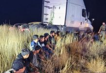 Hallan 23 migrantes escondidos dentro de camión en Texas