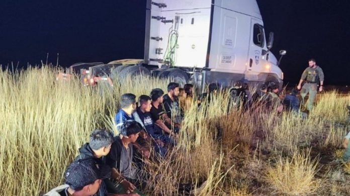 Hallan 23 migrantes escondidos dentro de camión en Texas