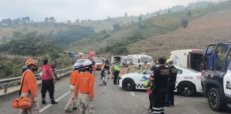 Dos muertos y ocho lesionados por volcadura de autobús con jornaleros en los Altos de Chiapas