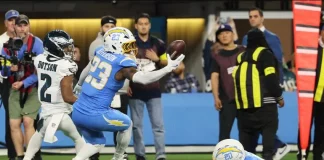 Los Chargers vencen a Eagles en duelo de errores