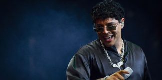 Eduin Caz, vocalista de Grupo Firme, rompe pantalla en pleno concierto: video