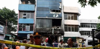 Incendio en un edificio de oficinas en Indonesia deja 22 muertos
