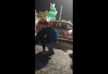 Señoras se pelean por una bolsa de dulces en pleno desfile de Navidad