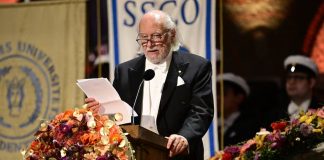 Así celebró Budapest el Nobel de Literatura 2025 de Krasznahorkai: un camión-libro que recorrió la ciudad
